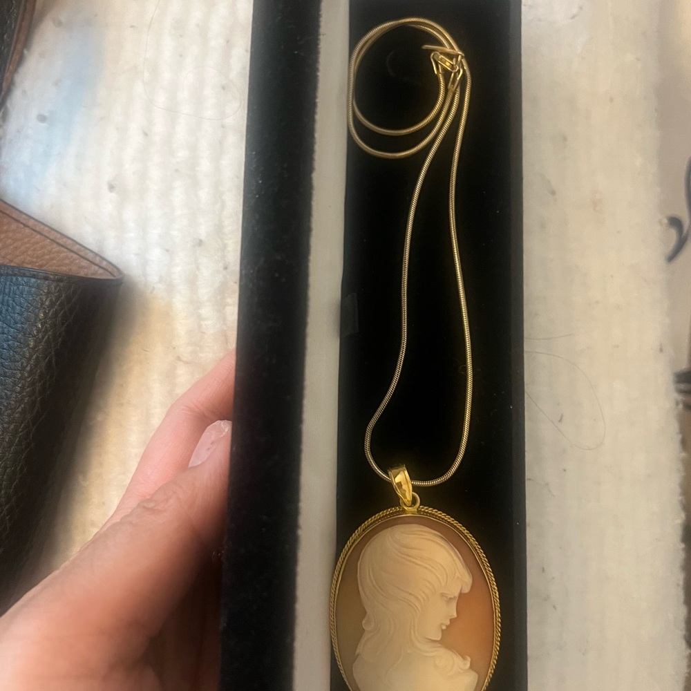 Elegant Gold Cameo Pendant Necklace